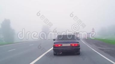 <strong>汽车</strong>在雾中<strong>行驶</strong>。 恶劣的天气和道路上危险的<strong>汽车</strong>交通。 雾中的轻型车辆。 雾状灰色